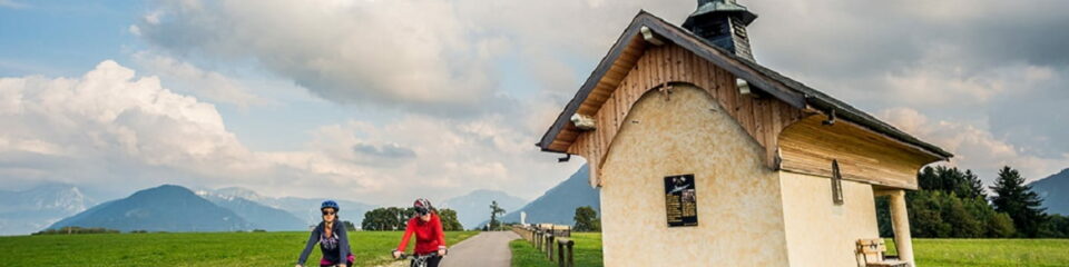 chapelle au bord d'un chemin et deux cyclistes