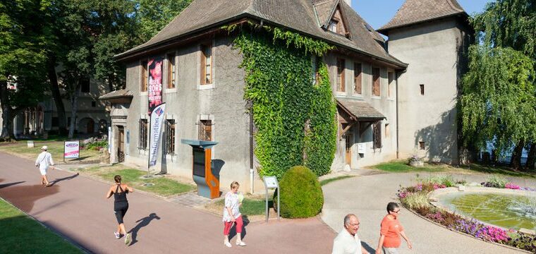 château l'été avec personnes qui se promènent devant