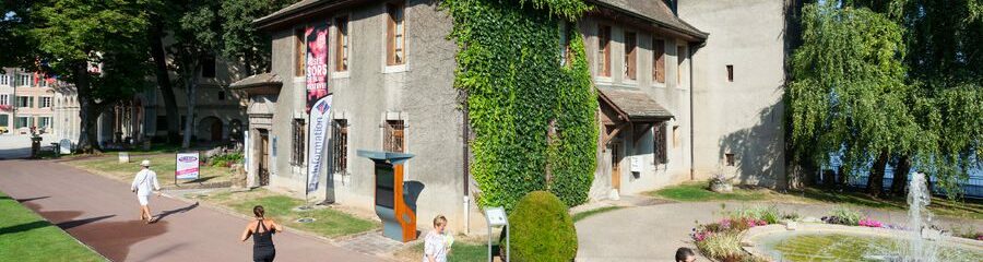 château l'été avec personnes qui se promènent devant