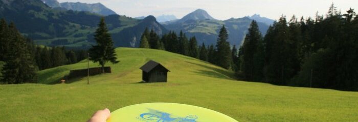 disc golf dans alpage avec montagne en fond