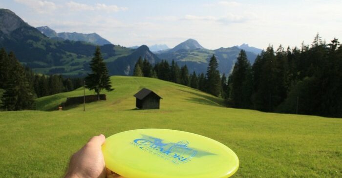 disc golf dans alpage avec montagne en fond