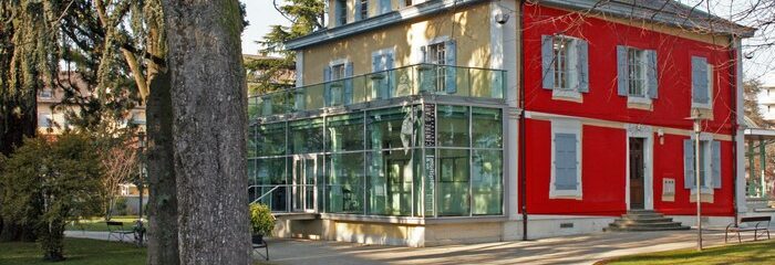 maison jaune et rouge dans parc