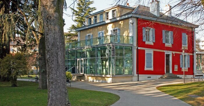 maison jaune et rouge dans parc