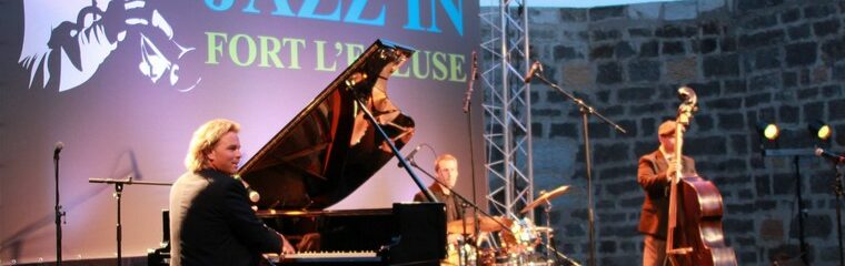 un pianiste et violoncelliste sur scène jazz in fort de l'écluse