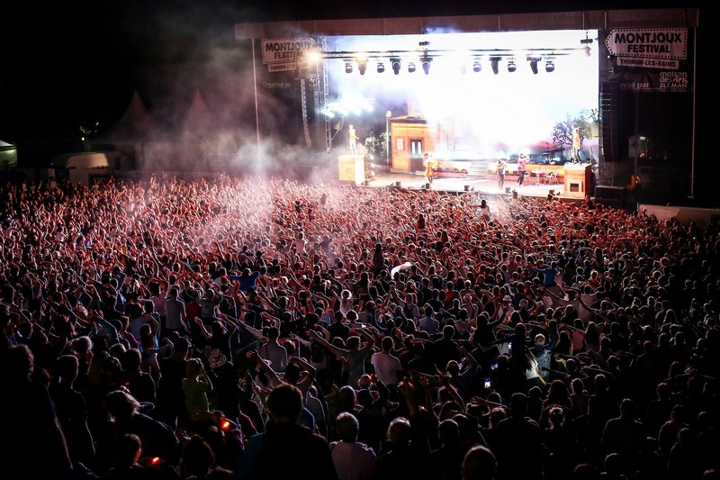 foule devant scène éclairée de nuit